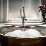 Glen Wynne Recently Renovated - Free Off-site Health Club Access With Pool, Sauna, Steam & Gym Short 5 Minute Drive Away 3* Windermere