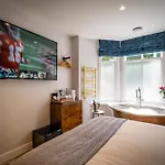 Glen Wynne Recently Renovated - Free Off-site Health Club Access With Pool, Sauna, Steam & Gym Short 5 Minute Drive Away Windermere