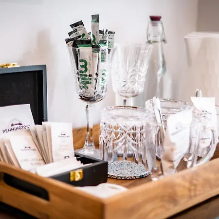 Glen Wynne Recently Renovated - Free Off-site Health Club Access With Pool, Sauna, Steam & Gym Short 5 Minute Drive Away Gasthuis Windermere