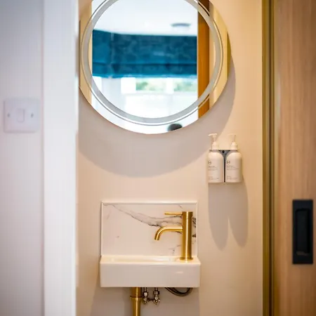 Icon - Free Off-site Health Club Access With Pool, Sauna, Steam & Gym Guest house