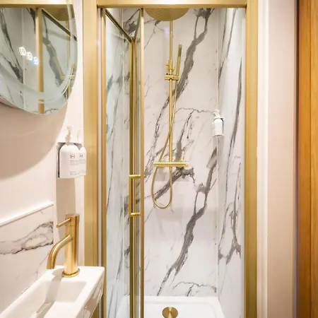 Guest house Icon - Free Off-site Health Club Access With Pool, Sauna, Steam & Gym