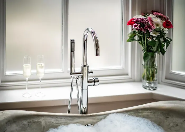 Glen Wynne Recently Renovated - Free Off-site Health Club Access With Pool, Sauna, Steam & Gym Short 5 Minute Drive Away