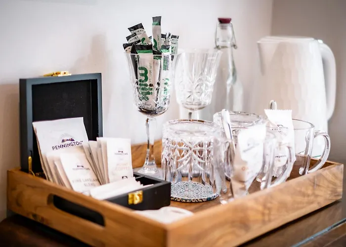 Glen Wynne Recently Renovated - Free Off-site Health Club Access With Pool, Sauna, Steam & Gym Short 5 Minute Drive Away Guest house Windermere