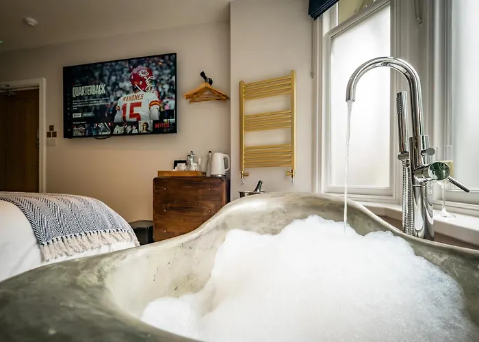 Guest house Glen Wynne Recently Renovated - Free Off-site Health Club Access With Pool, Sauna, Steam & Gym Short 5 Minute Drive Away Windermere