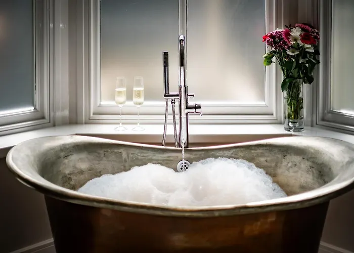 Glen Wynne Recently Renovated - Free Off-site Health Club Access With Pool, Sauna, Steam & Gym Short 5 Minute Drive Away 3* Windermere