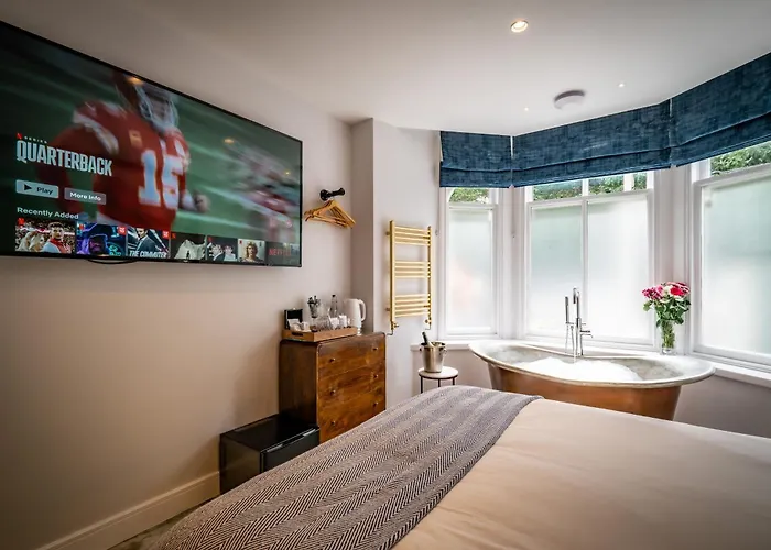 Glen Wynne Recently Renovated - Free Off-site Health Club Access With Pool, Sauna, Steam & Gym Short 5 Minute Drive Away Windermere