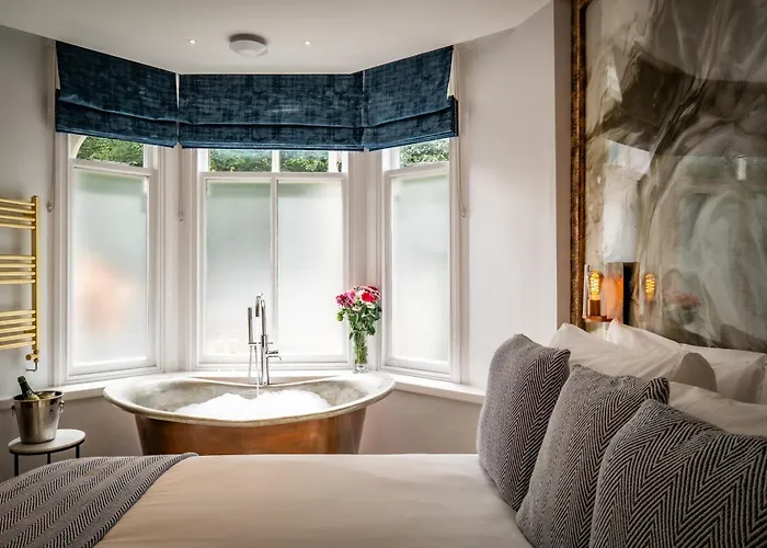 Glen Wynne Recently Renovated - Free Off-site Health Club Access With Pool, Sauna, Steam & Gym Short 5 Minute Drive Away Windermere