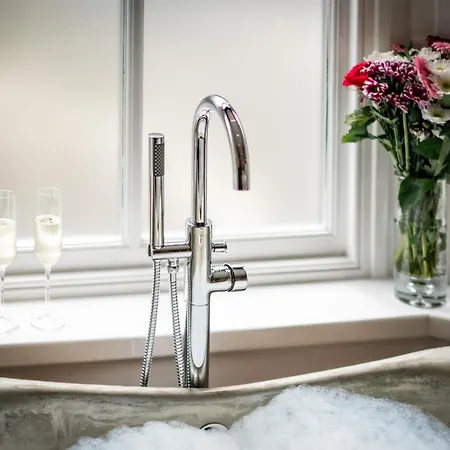 Glen Wynne Recently Renovated - Free Off-site Health Club Access With Pool, Sauna, Steam & Gym Short 5 Minute Drive Away