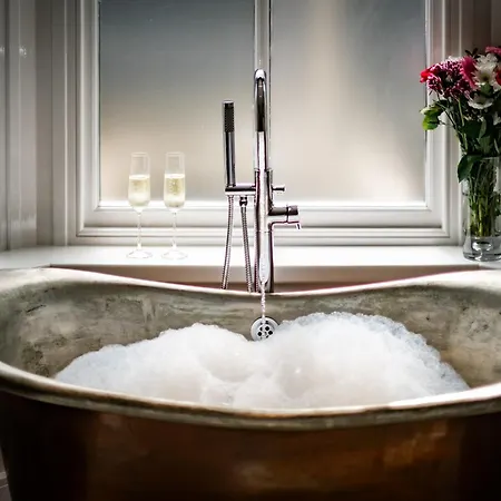 Glen Wynne Recently Renovated - Free Off-site Health Club Access With Pool, Sauna, Steam & Gym Short 5 Minute Drive Away 3* Windermere